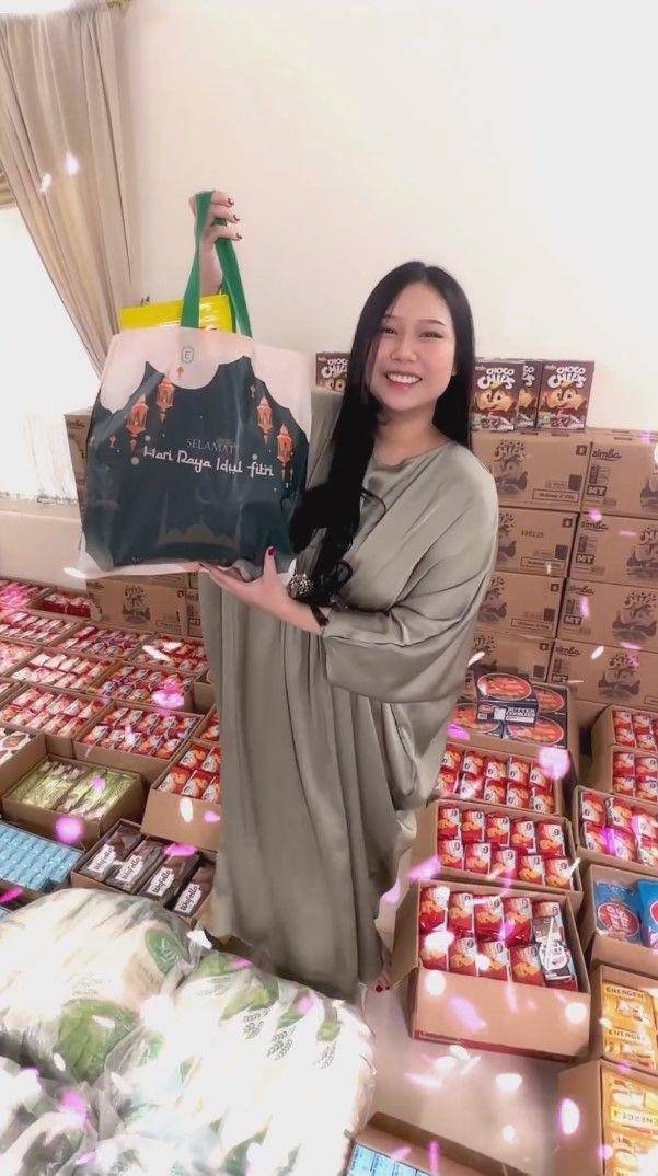 potret Sisca Kohl bagi-bagi hampers (instagram.com/siscakohl)
