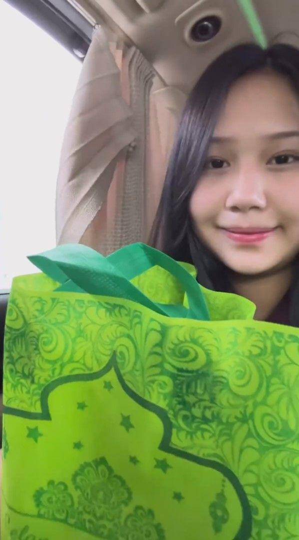 potret Sisca Kohl bagi-bagi hampers (instagram.com/siscakohl)