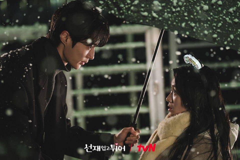 cuplikan Byeon Woo Seok dan Kim Hye Yoon di drakor Lovely Runner (dok. tvN/Lovely Runner)