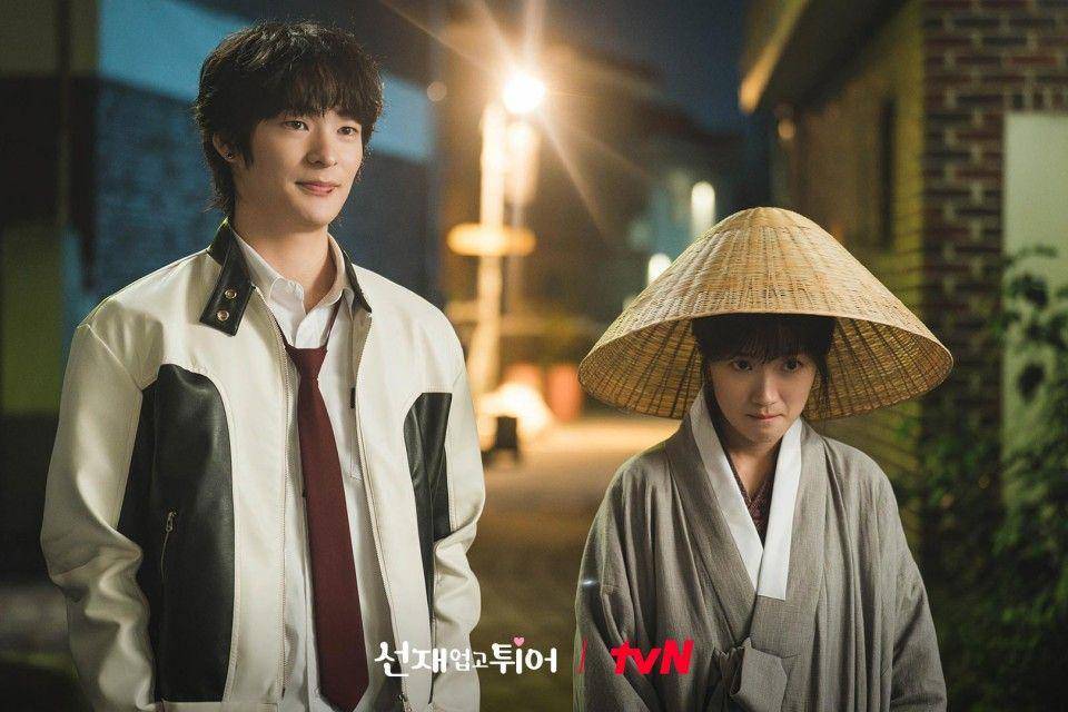 cuplikan Song Geon Hee dan Kim Hye Yoon di drakor Lovely Runner (dok. tvN/Lovely Runner)