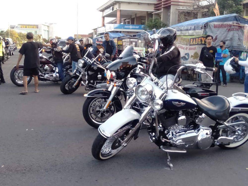 Ilustrasi parkir kendaraan bermotor roda dua.(IDN Times/Daruwaskita)