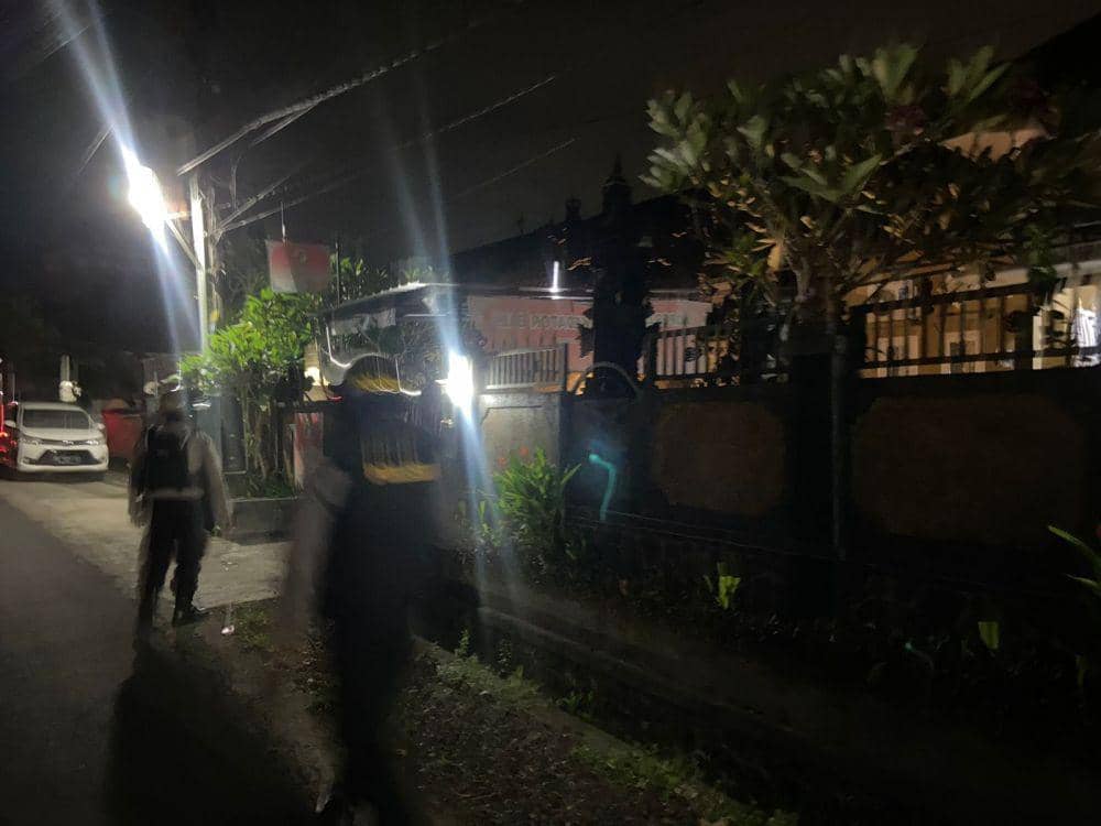 Jajaran Polres Tabanan melakukan kegiatan pengamanan rumah kosong yang ditinggal pemiliknya saat mudik (Dok.IDNTimes/Polres Tabanan)