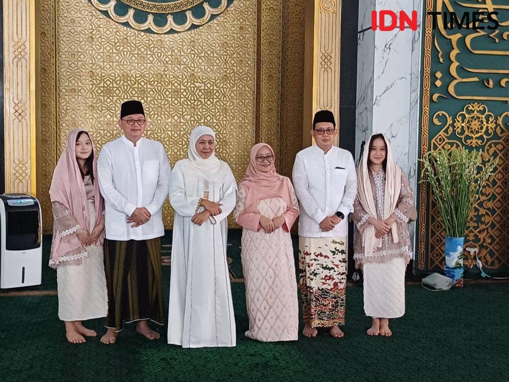 Pj Gubernur Jawa Timur, Adhy Karyono sekeluarga bersama Khofifah Indar Parawansa sekeluarga. (IDN Times/Ardiansyah Fajar).
