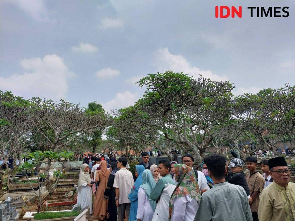 Ziarah Kubur Ramaikan Hari Pertama Lebaran di Kota Cimahi