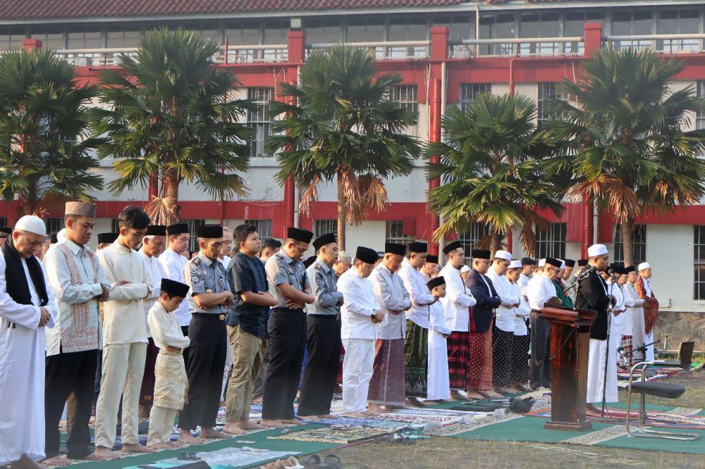 [FOTO] Ketika Ratusan Napi Lapas Sukamiskin Salat Idulfitri 2024