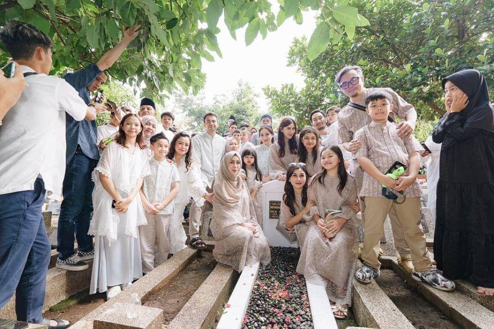 potret artis ziarah di hari pertama Lebaran 2024 (Instagram.com/raffinagita1717)