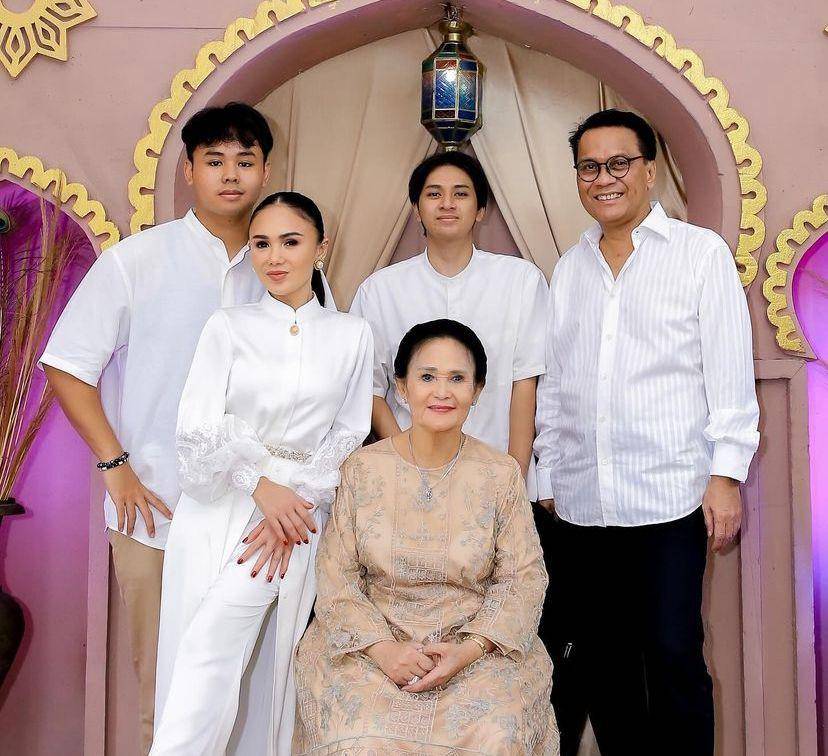 potret artis rayakan Lebaran 2024 bersama mantan suami/istri (Instagram.com/yunishara36)