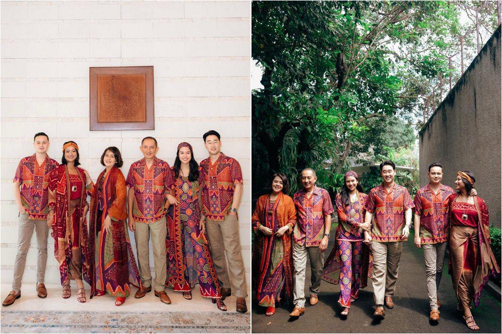 8 Foto Keluarga Maudy Ayunda dengan Batik Jumputan, Keren!