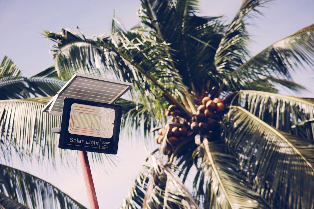 7 Inspirasi Lampu Outdoor Tenaga Surya, Estetik buat Taman!