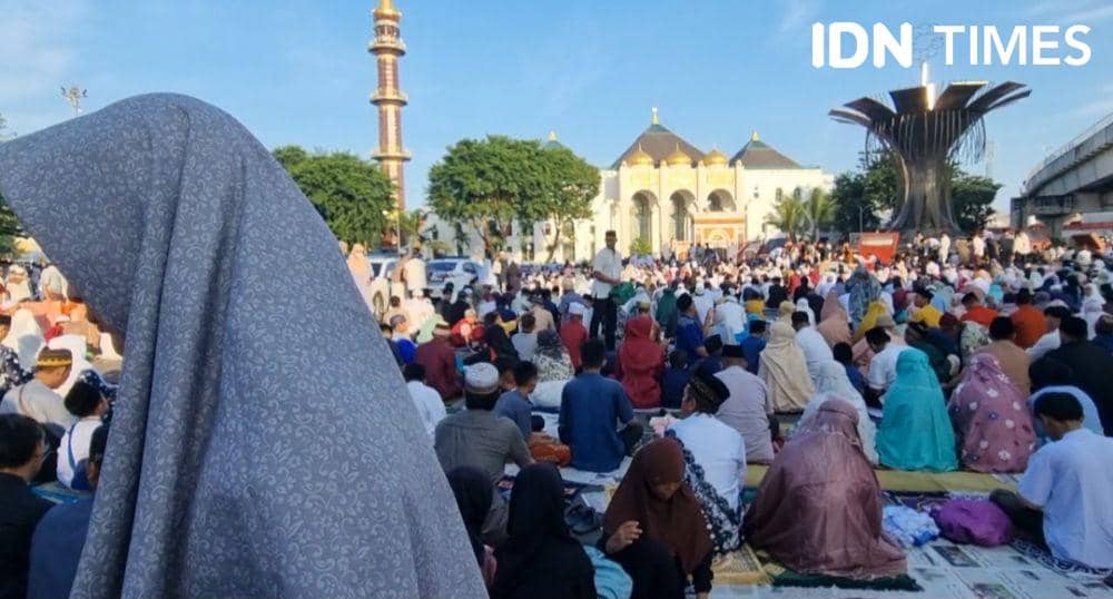 Momen salat Id di kawasan Masjid Agung Palembang (IDN Times/Rangga Erfizal)