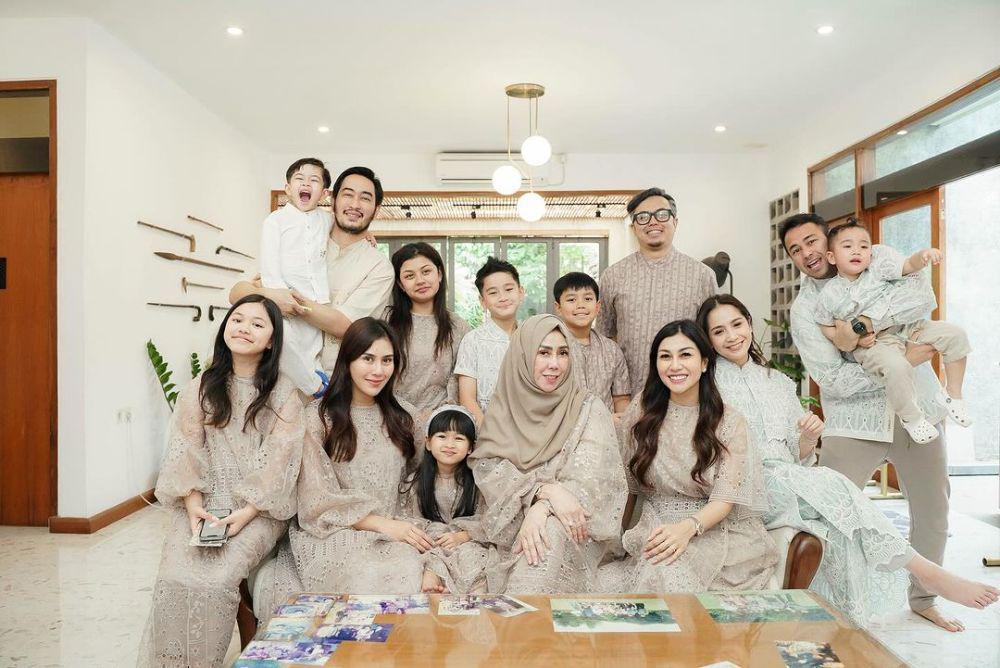 10 Potret Outfit Seragam Keluarga Artis di Lebaran 2024