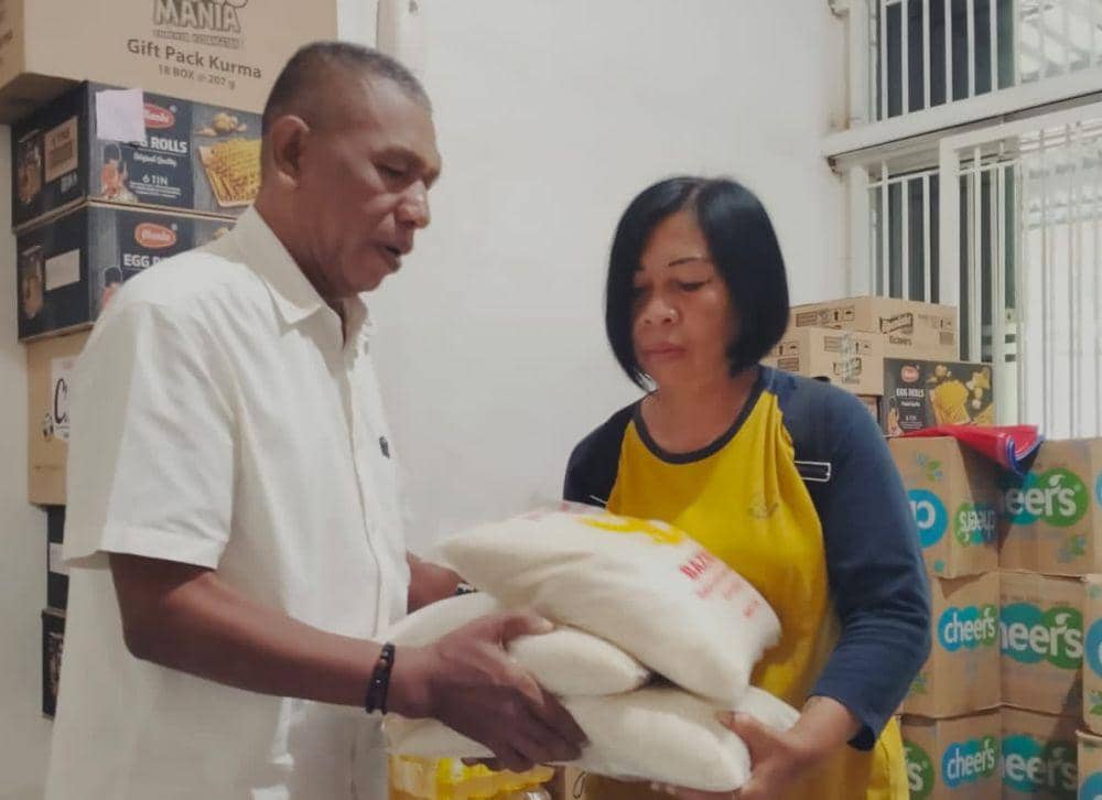 Para mustahik menerima zakat yang disalurkan oleh Baznas Semarang. (dok. Baznas)