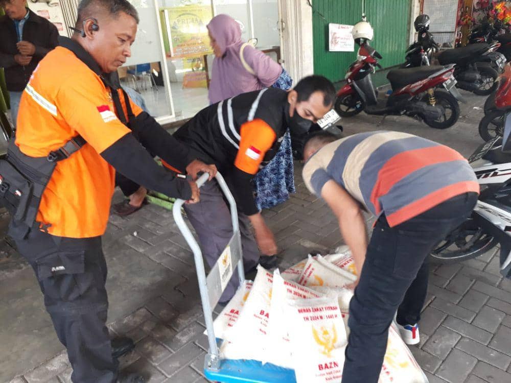 Baznas Semarang mendistribusikan beras zakat fitrah kepada para mustahik di Kota Semarang. (dok. Baznas Semarang)