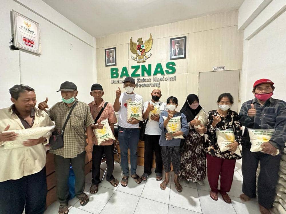 Para mustahik menerima zakat yang disalurkan oleh Baznas Semarang. (dok. Baznas)