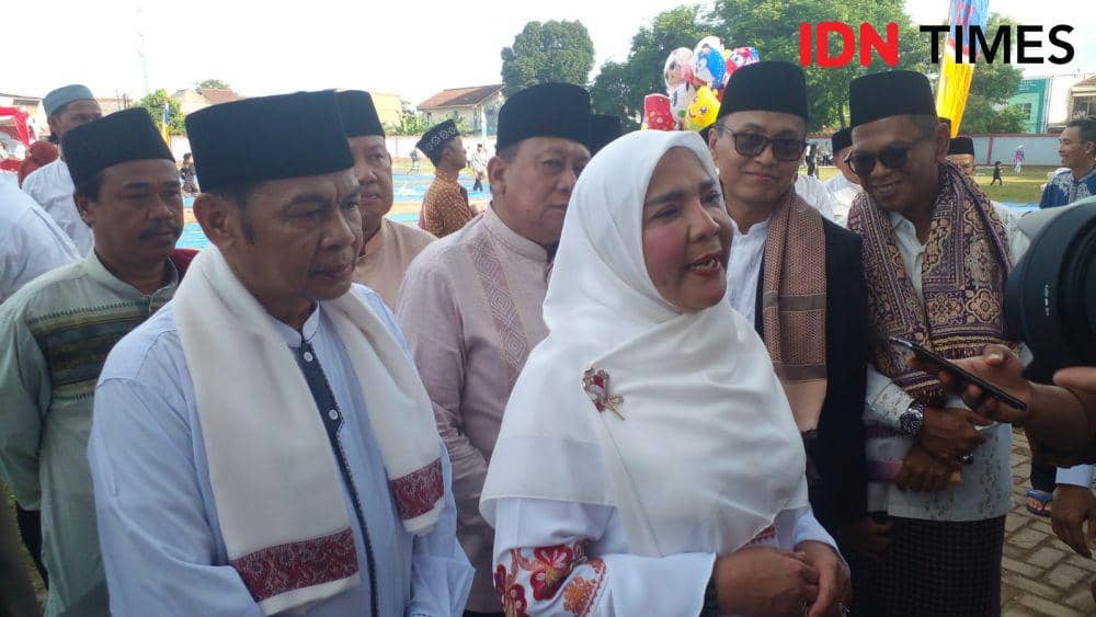 Wali Kota Bandar Lampung Eva Dwiana Salat Idul Fitri 1445 Hijriah di Lapangan Stadion Way Dadi, Rabu (10/4/2024). (IDN Times/Martin L Tobing).