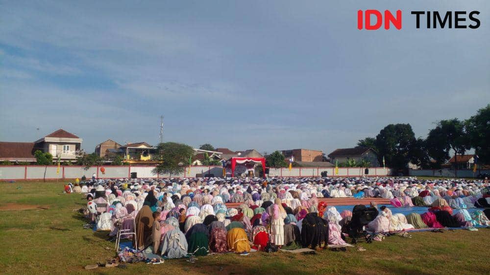 Salat Idul Fitri 1445 Hijriah di Lapangan Stadion Way Dadi, Rabu (10/4/2024). (IDN Times/Martin L Tobing).