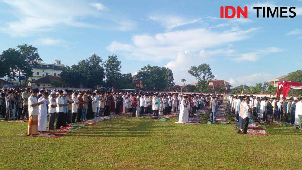 Salat Idul Fitri 1445 Hijriah di Lapangan Stadion Way Dadi, Rabu (10/4/2024). (IDN Times/Martin L Tobing).