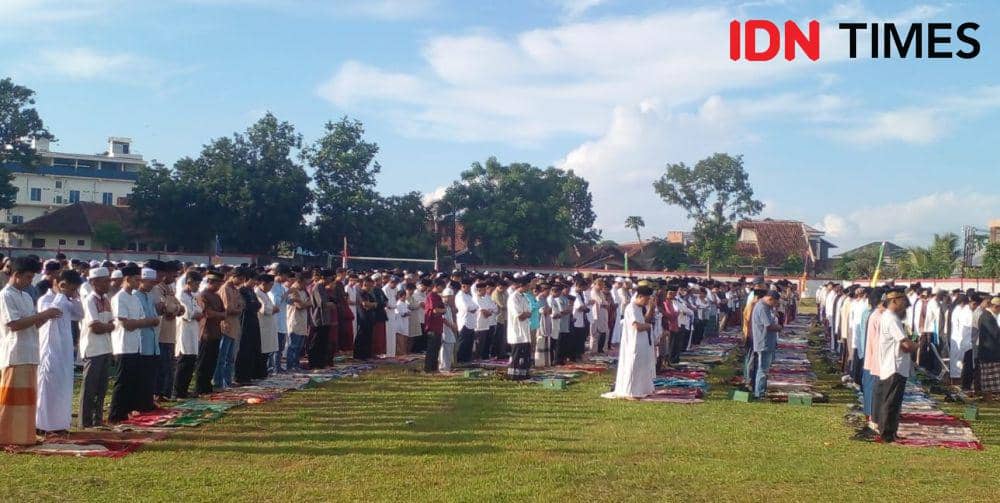 Gubernur Arinal Salat Id di Lapangan Enggal, Ada Pantun Idul Fitri