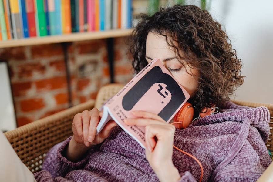 ilustrasi membaca buku tua (pexels.com/Karolina Grabowska)