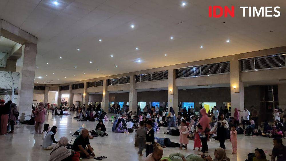 Para pengunjung terlihat rebahan di bagian dalam Monas (IDN Times/Ridwan Aji Pitoko)