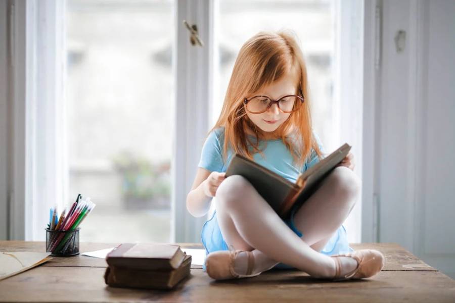 ilustrasi membaca buku cetak yang diwariskan (pexels.com/Andrea Piacquadio)