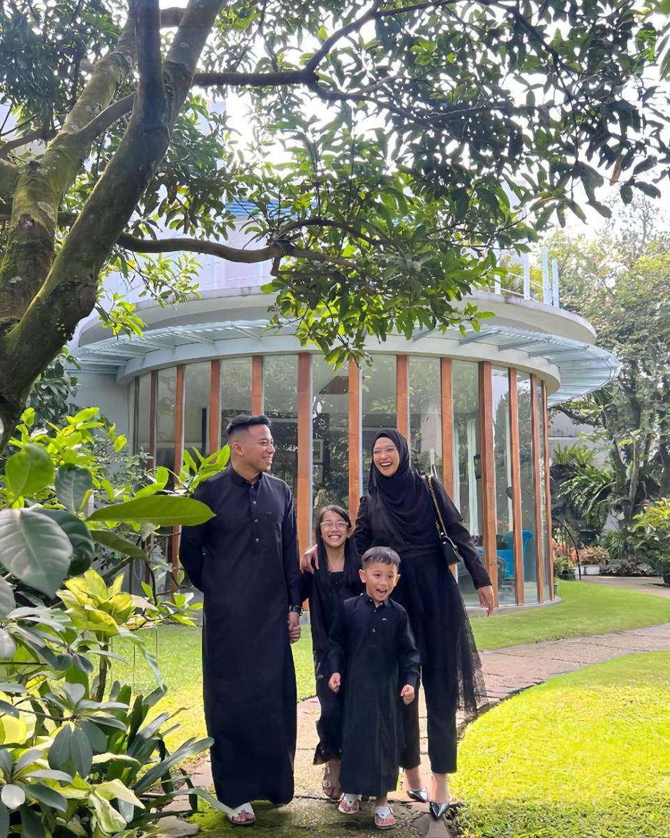 potret keluarga Poppy Bunga (instagram.com/poppybungariphat)