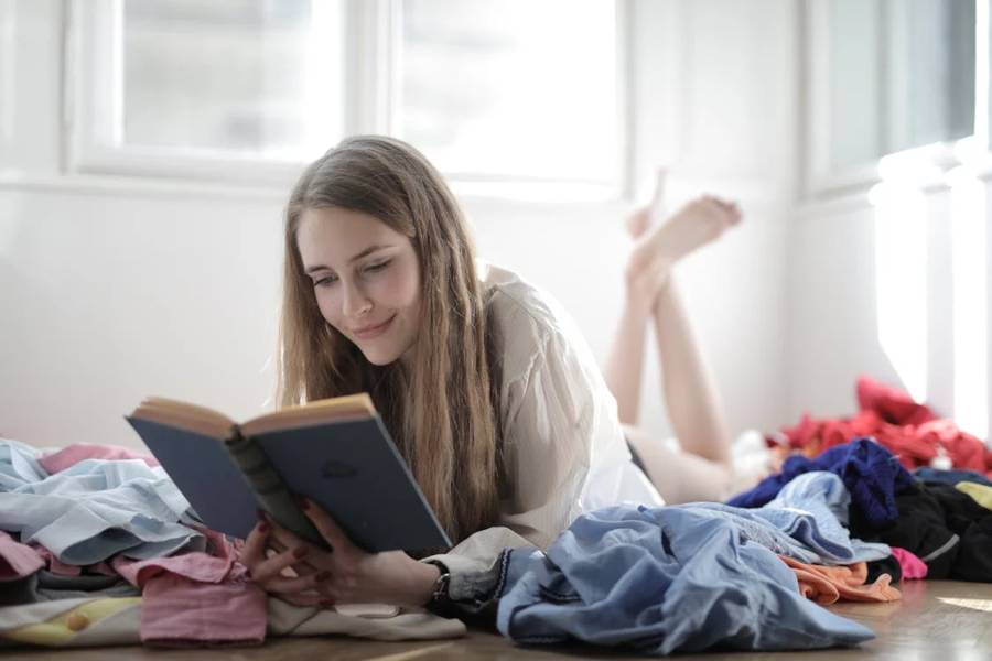 ilustrasi membaca buku cetak (pexels.com/Andrea Piacquadio)