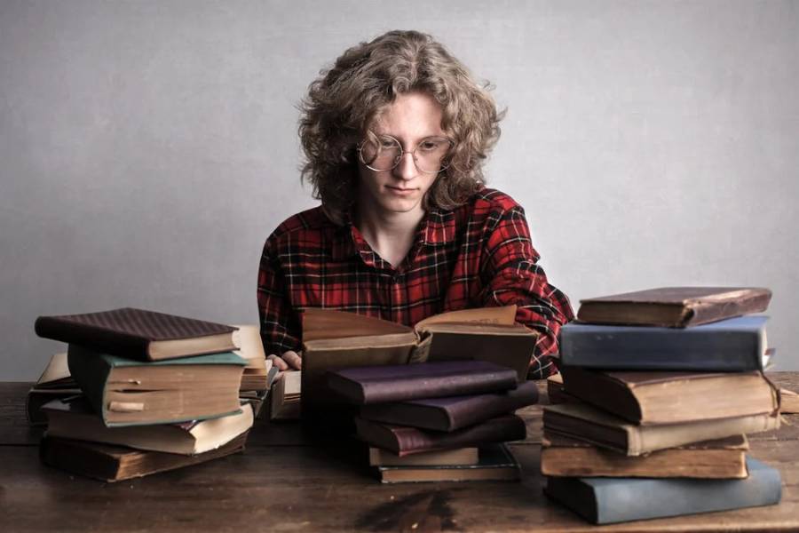 ilustrasi membaca buku tua (pexels.com/Andrea Piacquadio)
