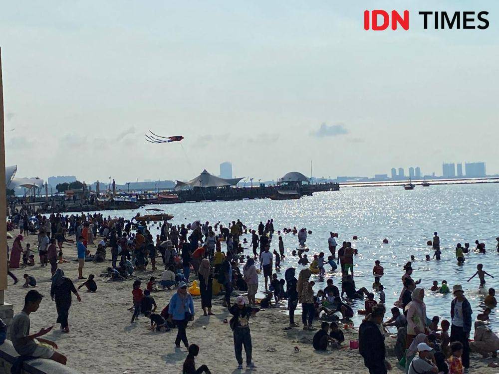 Potret wisata pantai Ancol di hari kedua Lebaran 2024, Kamis (11/4/2024). (IDN Times/Irfan Fathurohman)