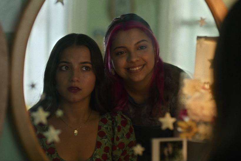 Isabela Merced (kiri) dalam film Turtles All the Way Down (dok. Warner Bros. Pictures/Turtles All the Way Down)