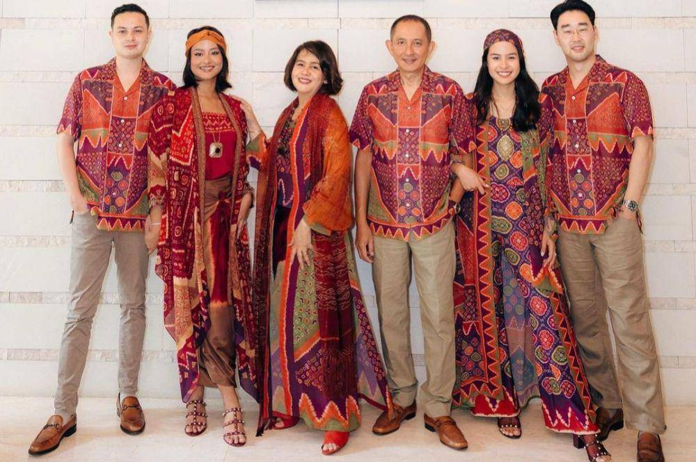 Maudy Ayunda dan keluarga saat momen lebaran 2024 (instagram.com/maudyayunda)