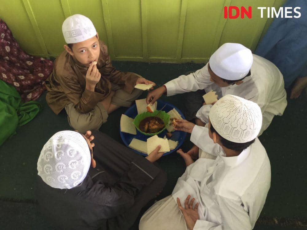 Tradisi Rumpak-rumpakan masyarakat Arab di Palembang (IDN Times/Rangga Erfizal)