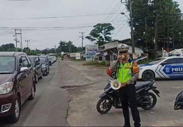 Hari kedua Lebaran 2024 arus lalu lintas di Kabupaten Lampung Tengah terpantau padat. (Dok. Polres Lamteng).