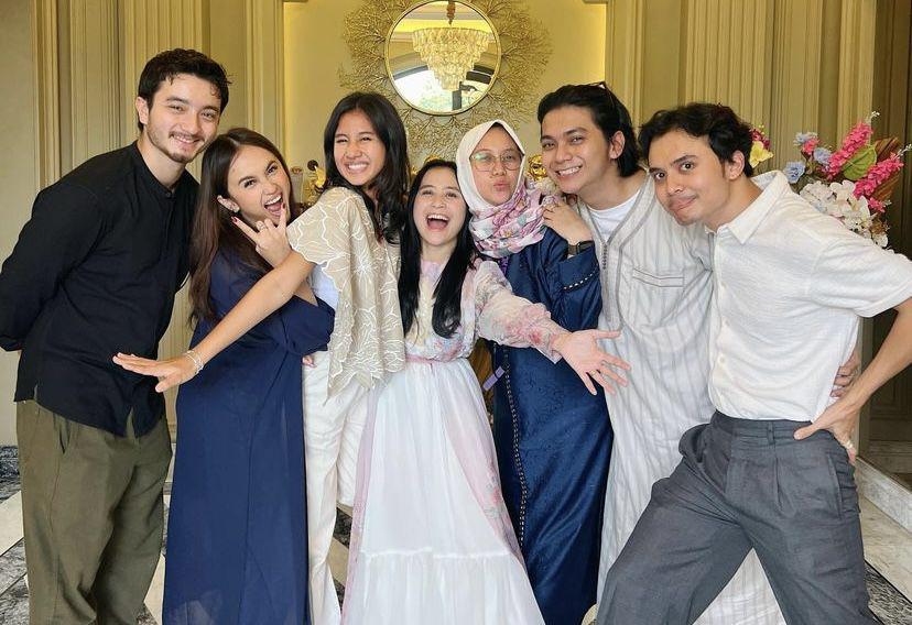 8 Potret Pemain I Love You Silly Halal Bihalal ke Rumah Prilly, Kompak