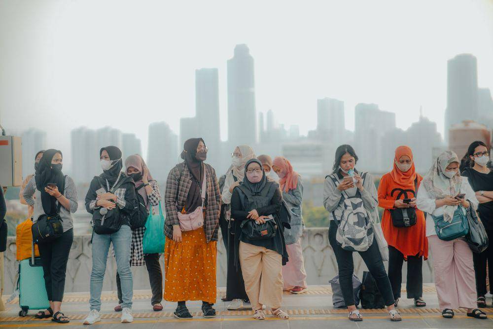 ilustrasi menunggu KRL di stasiun (unsplash.com/mahendra_putra)