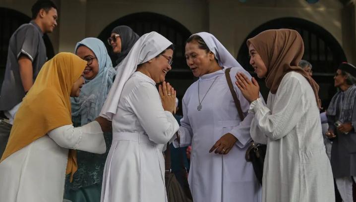 7 Potret Unik Perayaan Idul Fitri 1445 Hijriah di Berbagai Daerah