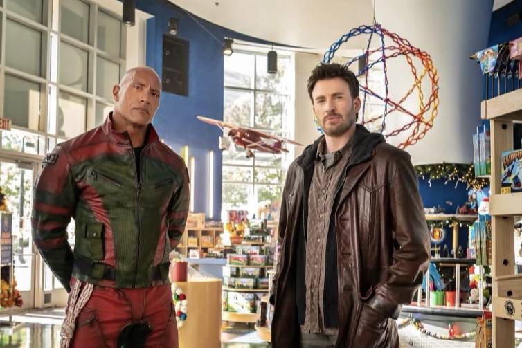 Dwayne Johnson dan Chris Evans dalam BTS film Red One (dok. Warner Bros. Pictures/Red One)