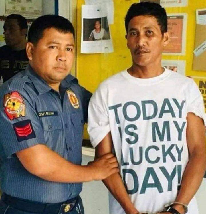 potret kaus putih dengan tulisan savage (instagram.com/disturbingzone)