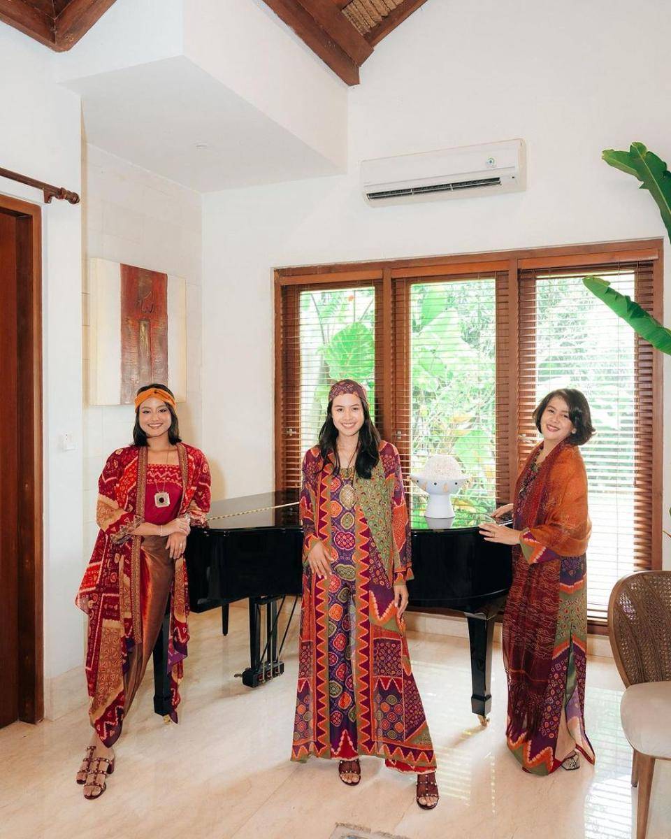 Maudy bersama adik dan ibu tercinta (instagram.com/maudyayunda)