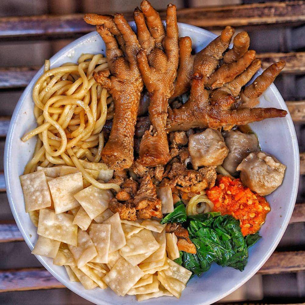 ilustrasi mi ayam (instagram.com/eattemptationsby)