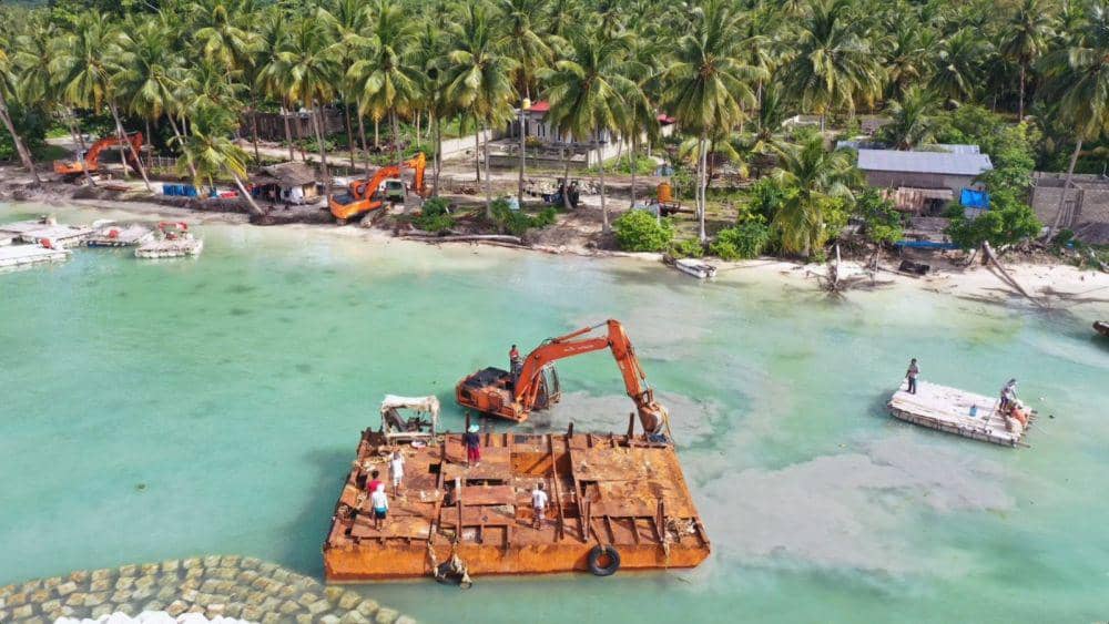 PLN Listriki Dua Pesisir Terpencil di Sulawesi Tenggara