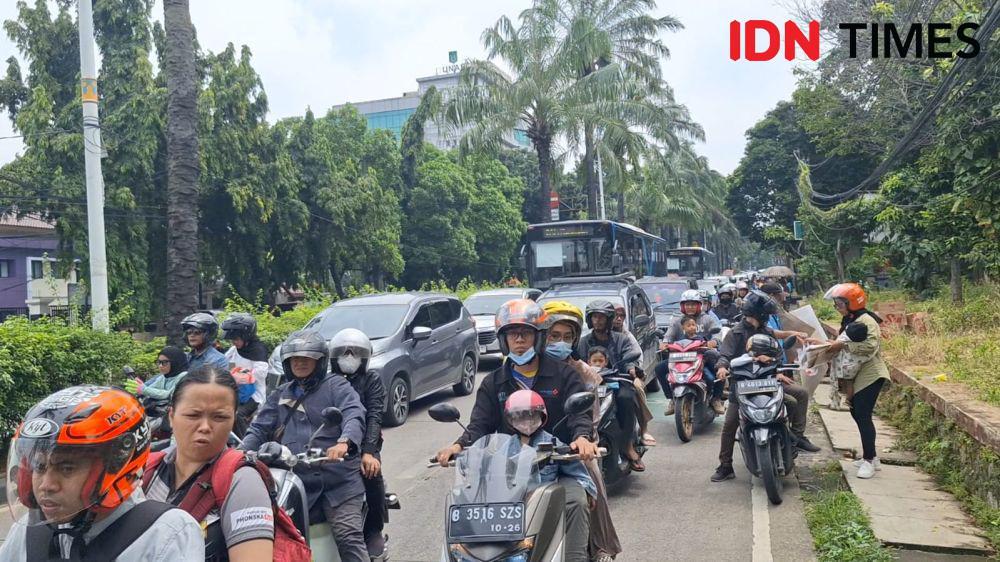 Lalu Lintas ke Ragunan Macet, Banyak PKL Jualan di Tepi Jalan