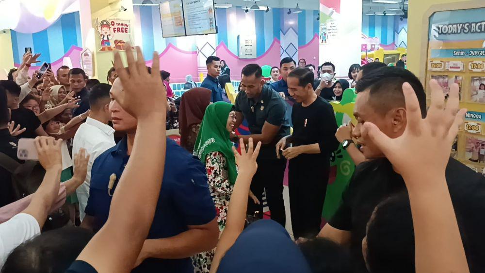 Lebaran Hari Kedua di Medan, Jokowi Main ke Mal Bareng Cucu