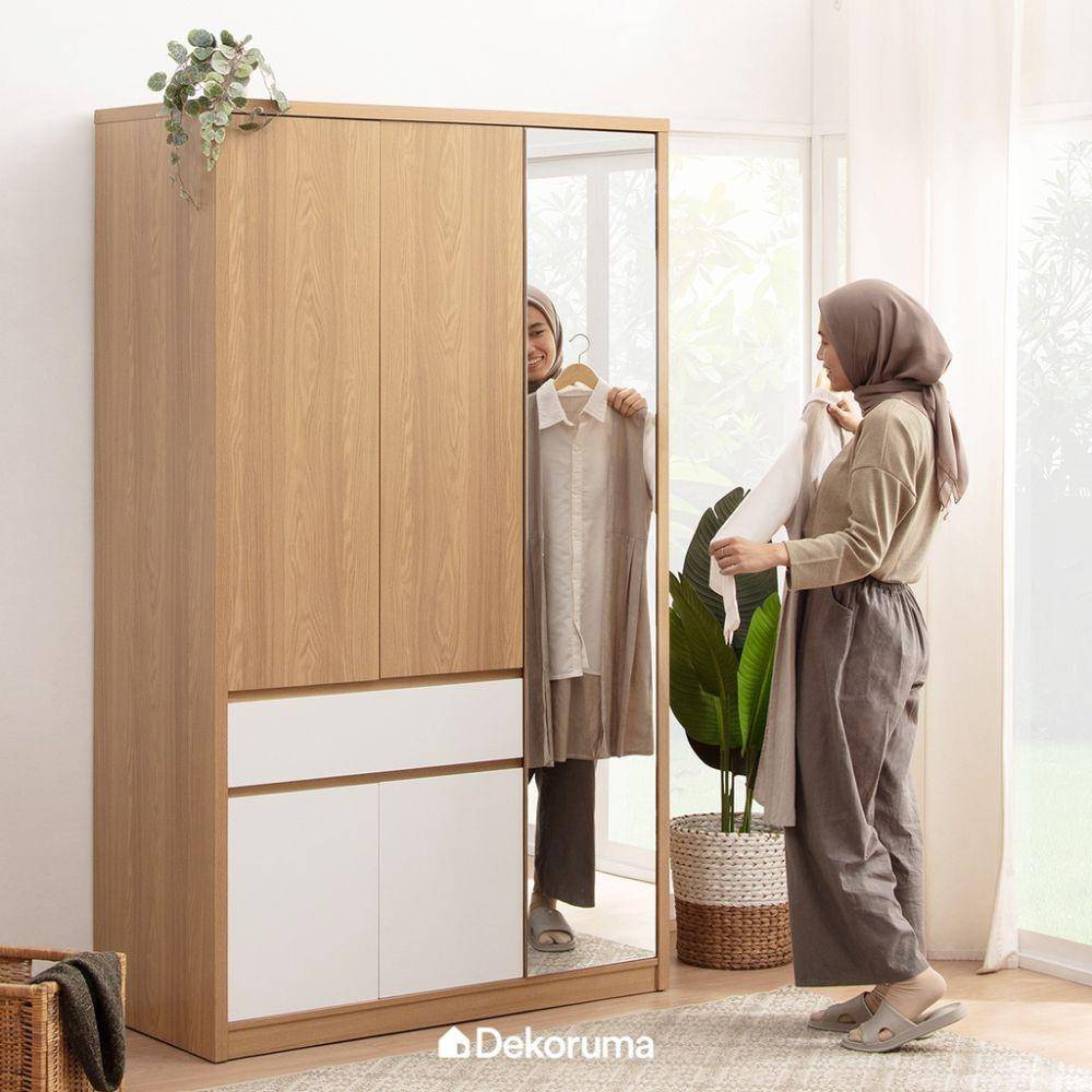 Ilustrasi lemari pakaian 3 pintu sliding kaca (Shopee/Dekoruma.com Official Shop)