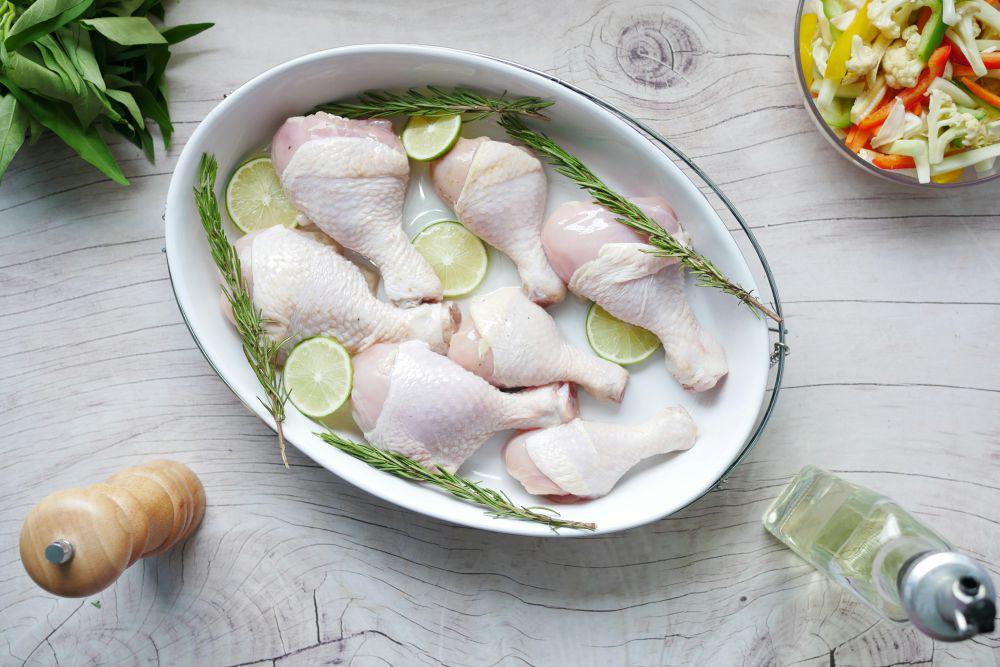 4 Tips Menyimpan Ayam Mentah di Kulkas