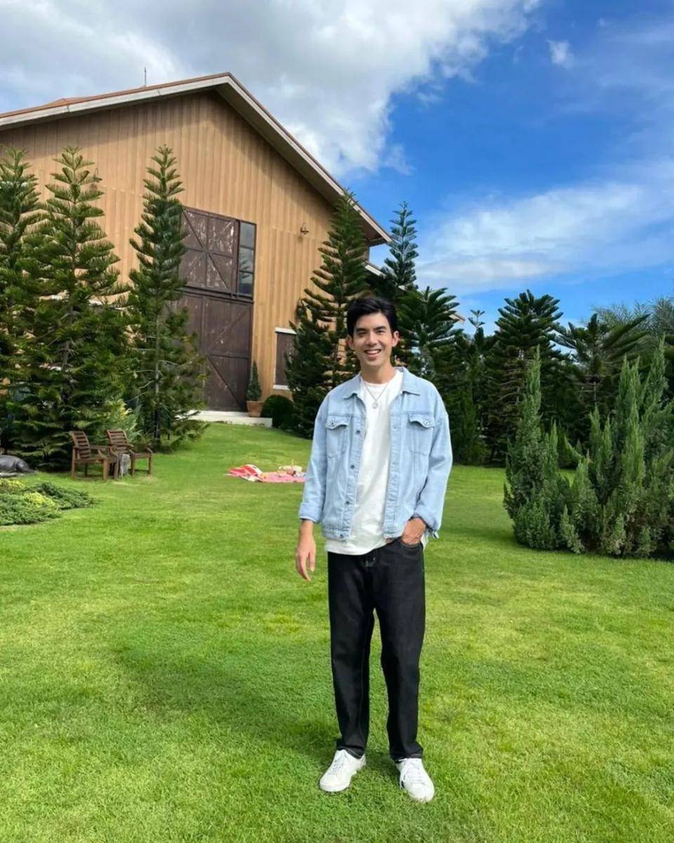 outfit monokrom style (instagram.com/terchantavit)