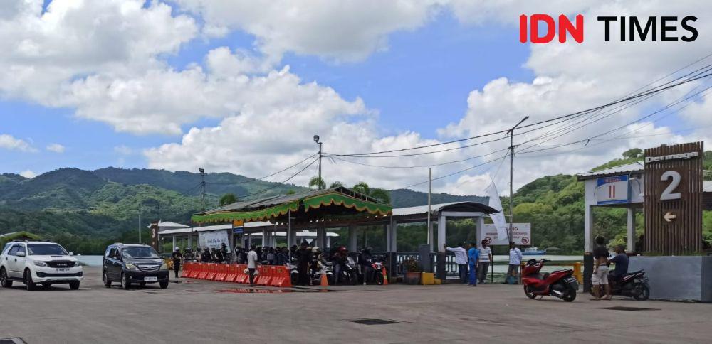 Aktivitas penyeberangan di Pelabuhan Lembar pada Jumat (12/4/2024) masih terpantau landai. Puncak arus balik lebaran diprediksi pada Sabtu dan Minggu, 13-14 April 2024. (IDN Times/Istimewa)