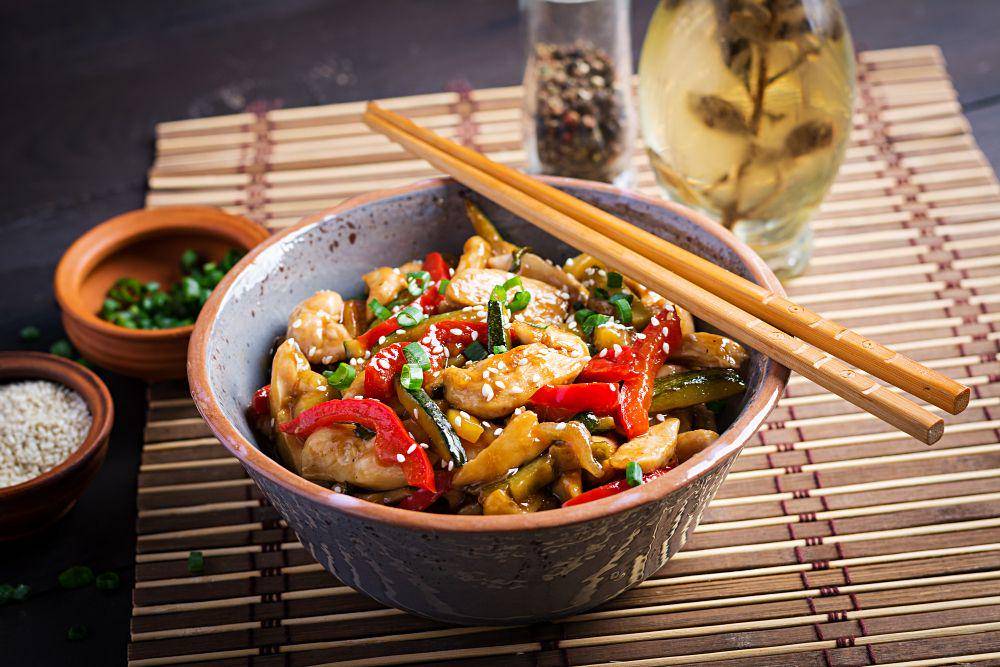 ilustrasi tofu jamur enoki lada hitam (freepik.com/timolina)