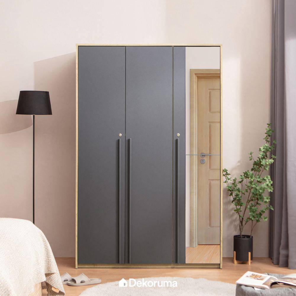 Ilustrasi lemari pakaian 3 pintu sliding kaca (Shopee/Dekoruma.com Official Shop)