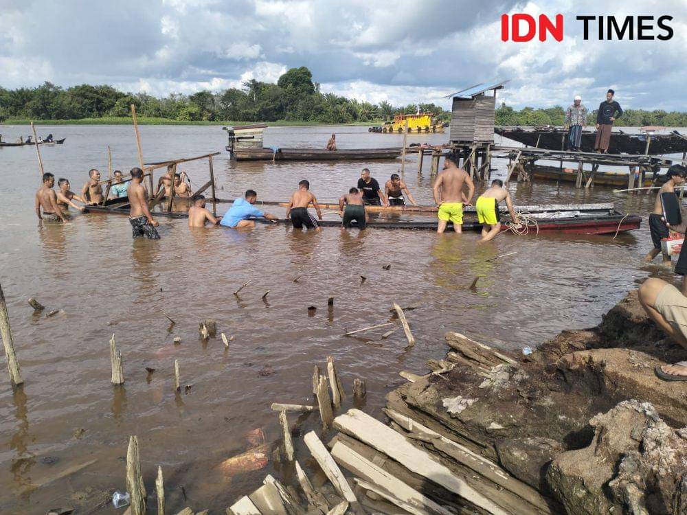 Kapal klotok di Kubu Raya tenggelam. (IDN Times/Polres Kubu Raya).